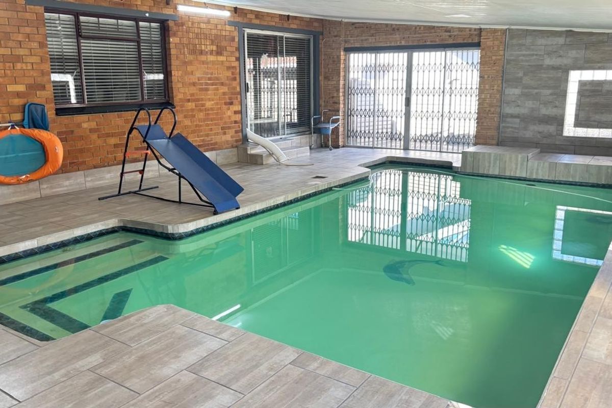 6 Bedroom House for Sale, Vaalpark - Photo 2