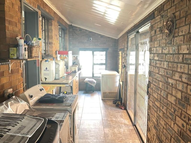 6 Bedroom House for Sale, Vaalpark - Photo 6