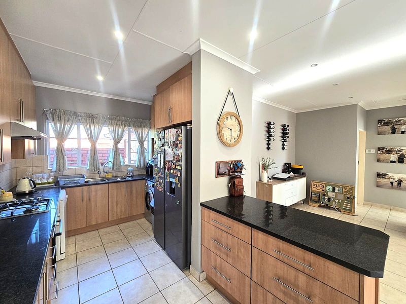 3 Bedroom Townhouse For Sale in Sinoville - Photo 8