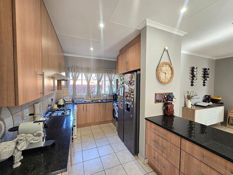 3 Bedroom Townhouse For Sale in Sinoville - Photo 6
