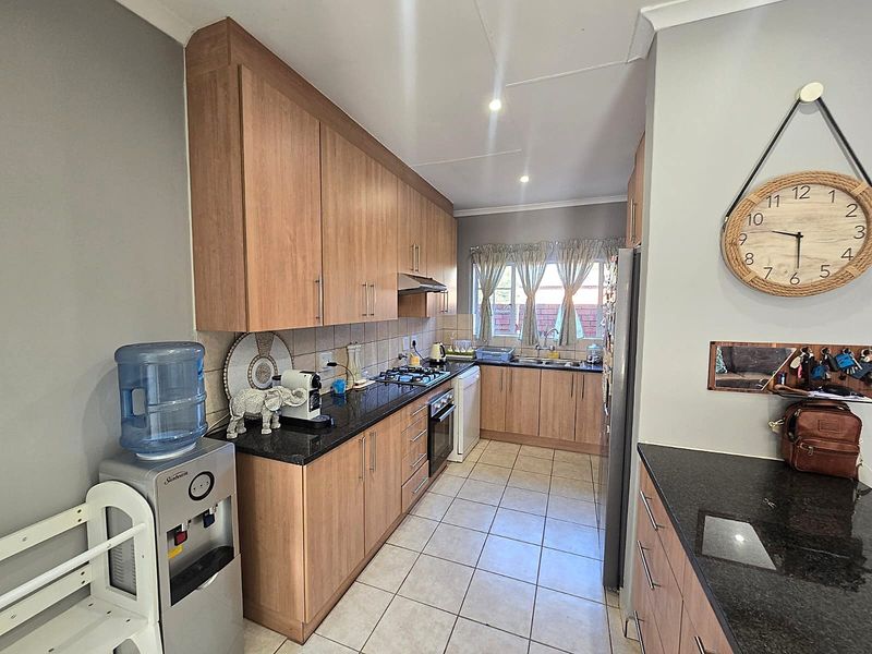 3 Bedroom Townhouse For Sale in Sinoville - Photo 7