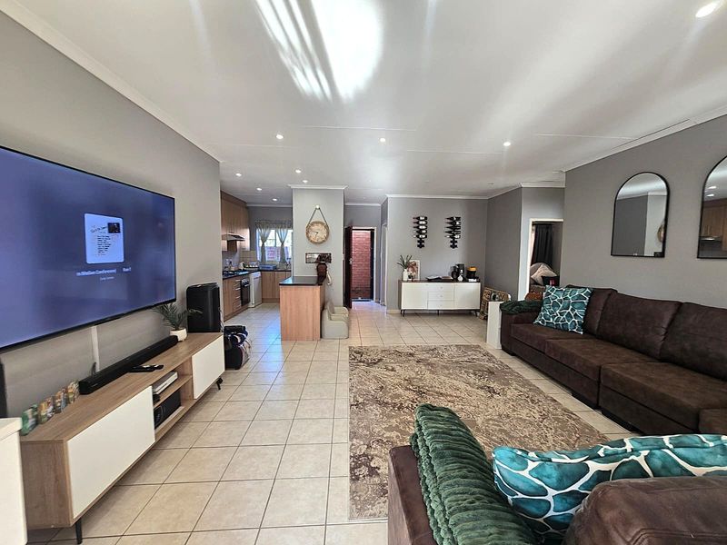 3 Bedroom Townhouse For Sale in Sinoville - Photo 4