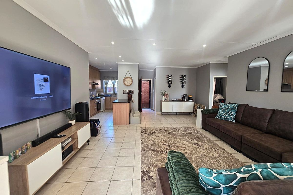 3 Bedroom Townhouse For Sale in Sinoville - Photo 4