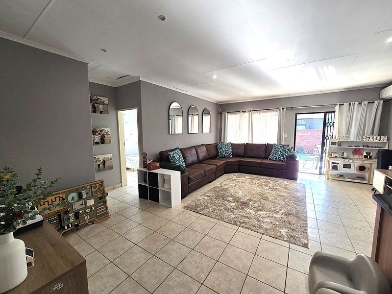 3 Bedroom Townhouse For Sale in Sinoville - Photo 3