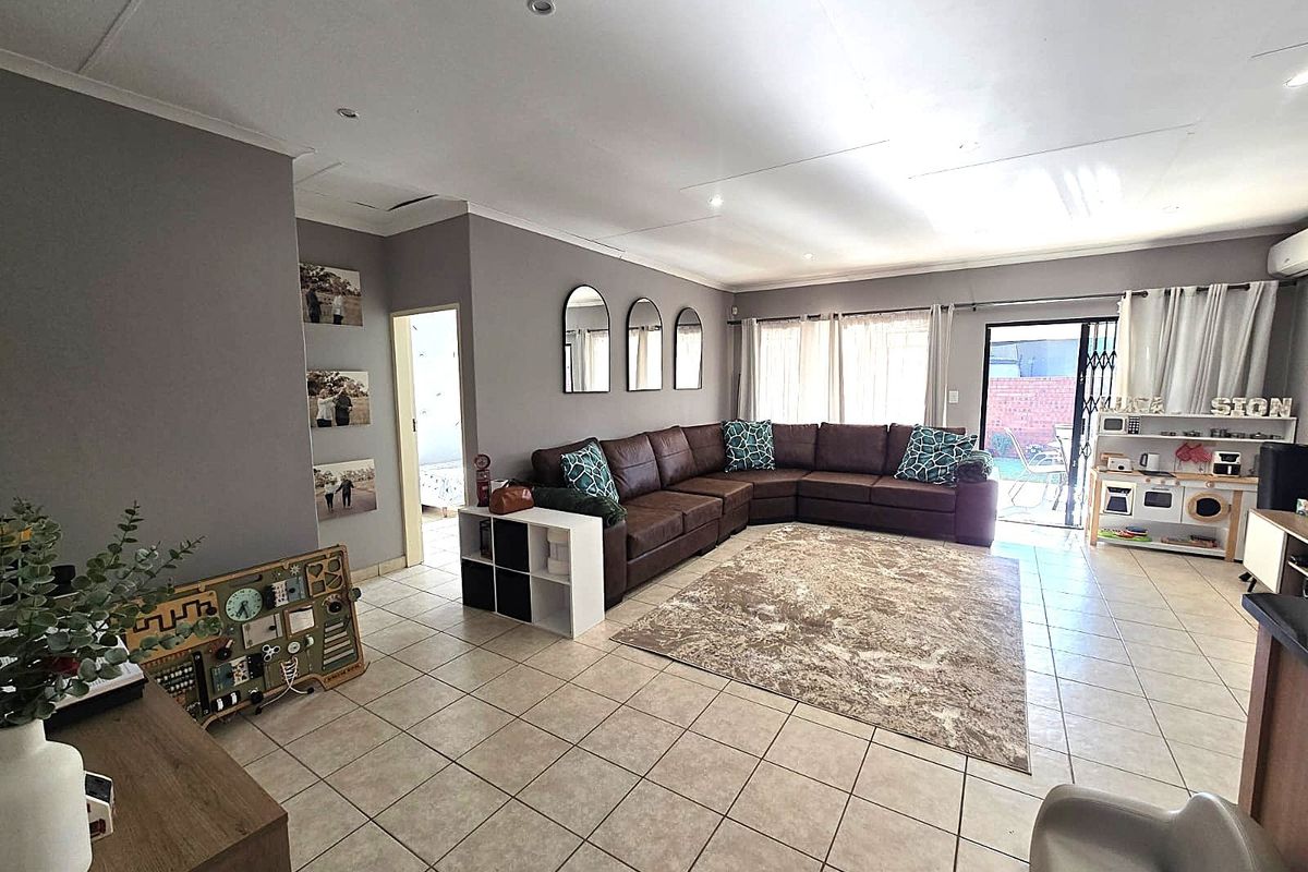 3 Bedroom Townhouse For Sale in Sinoville - Photo 3
