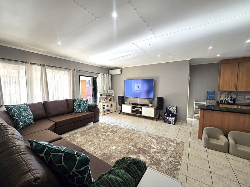 3 Bedroom Townhouse For Sale in Sinoville - Photo 5