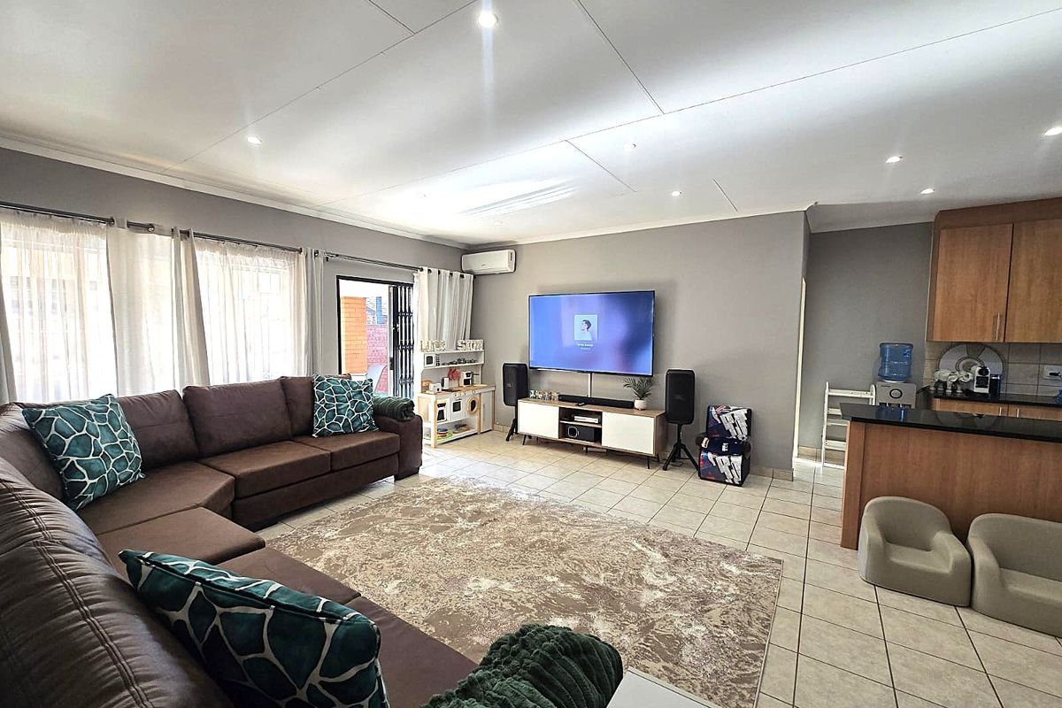 3 Bedroom Townhouse For Sale in Sinoville - Photo 5