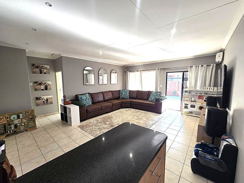 3 Bedroom Townhouse For Sale in Sinoville - Photo 2
