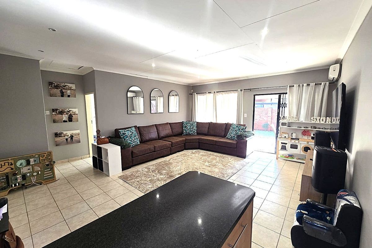 3 Bedroom Townhouse For Sale in Sinoville - Photo 2