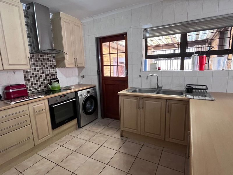 House For Sale in Sonstraal Heights, Durbanville - Photo 7