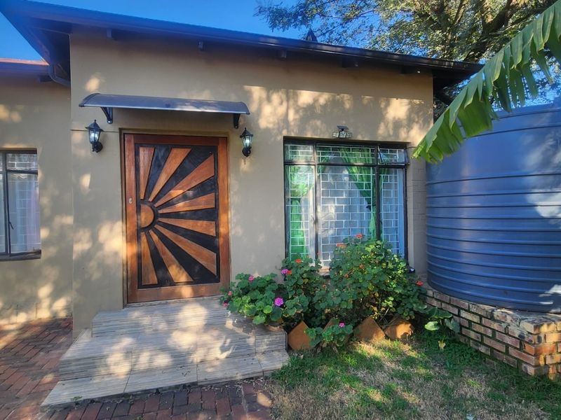 Spacious Family Home with Exceptional Entertainment and Outdoor Living in Brenthurst - Photo 4