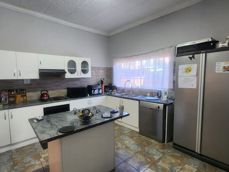 Spacious Family Home with Exceptional Entertainment and Outdoor Living in Brenthurst - Photo 2