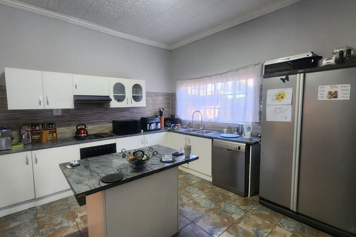 Spacious Family Home with Exceptional Entertainment and Outdoor Living in Brenthurst - Photo 2