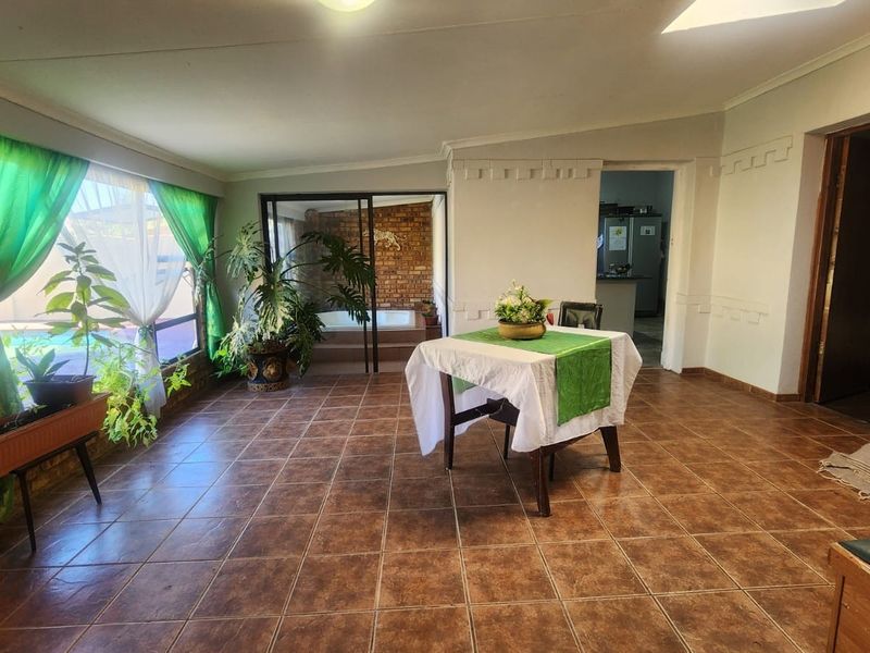 Spacious Family Home with Exceptional Entertainment and Outdoor Living in Brenthurst - Photo 5