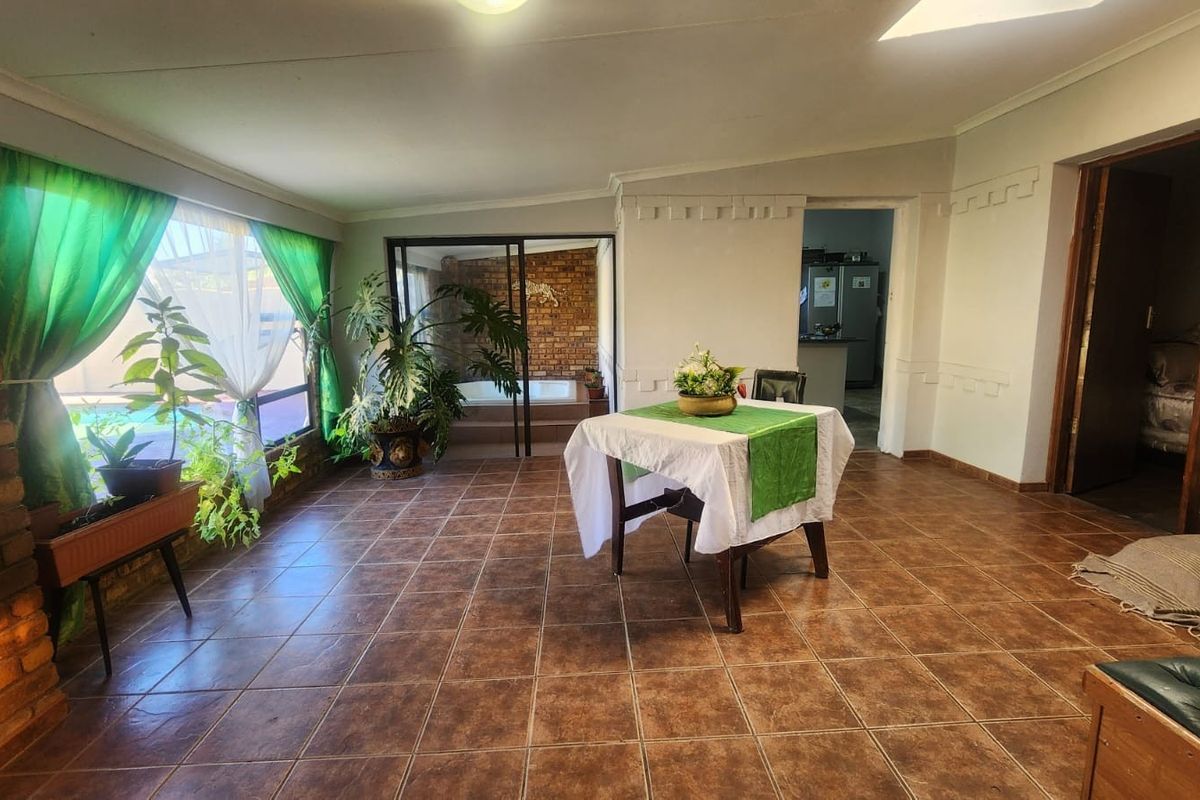 Spacious Family Home with Exceptional Entertainment and Outdoor Living in Brenthurst - Photo 5