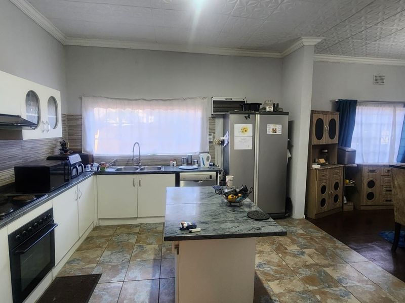 Spacious Family Home with Exceptional Entertainment and Outdoor Living in Brenthurst - Photo 3