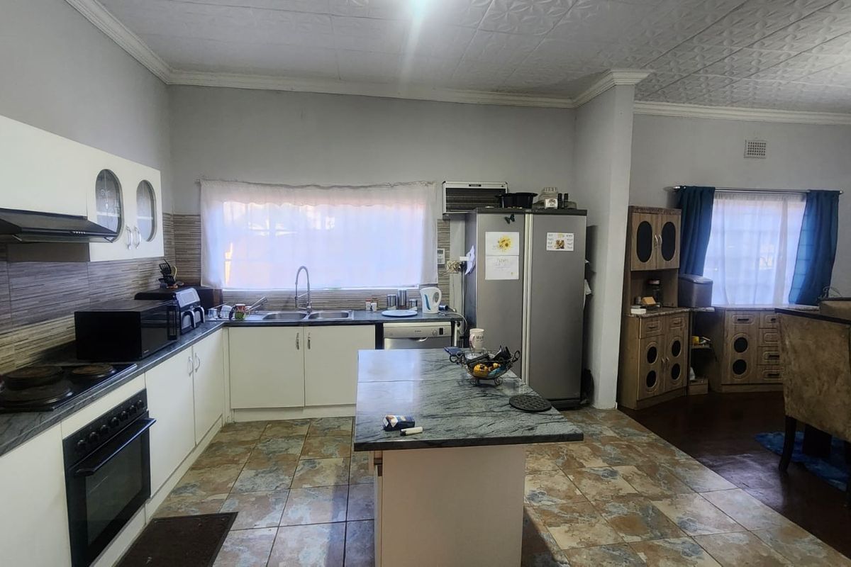 Spacious Family Home with Exceptional Entertainment and Outdoor Living in Brenthurst - Photo 3