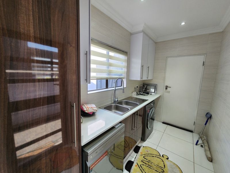 Elegant Family Living in Prestigious Helderwyk Estate - Photo 4