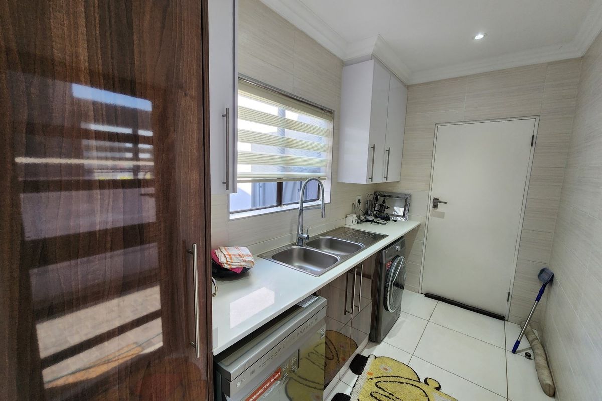 Elegant Family Living in Prestigious Helderwyk Estate - Photo 4
