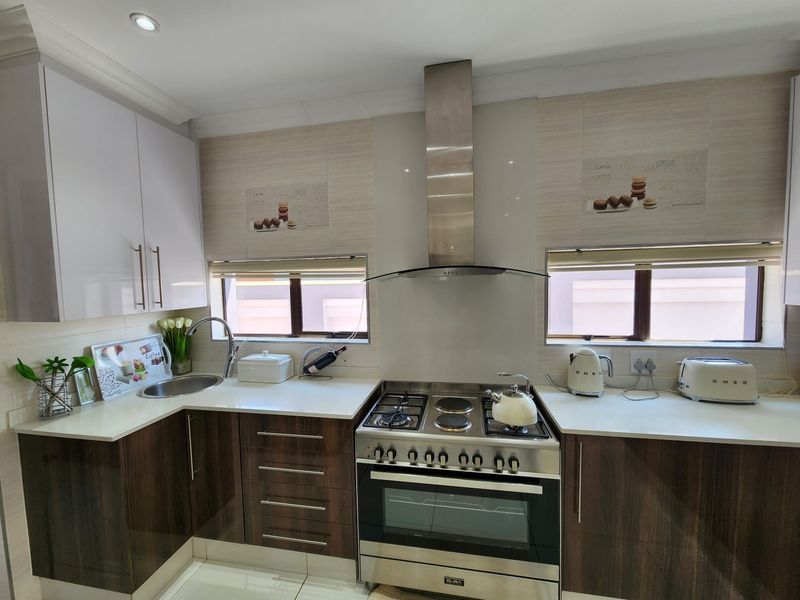 Elegant Family Living in Prestigious Helderwyk Estate - Photo 2