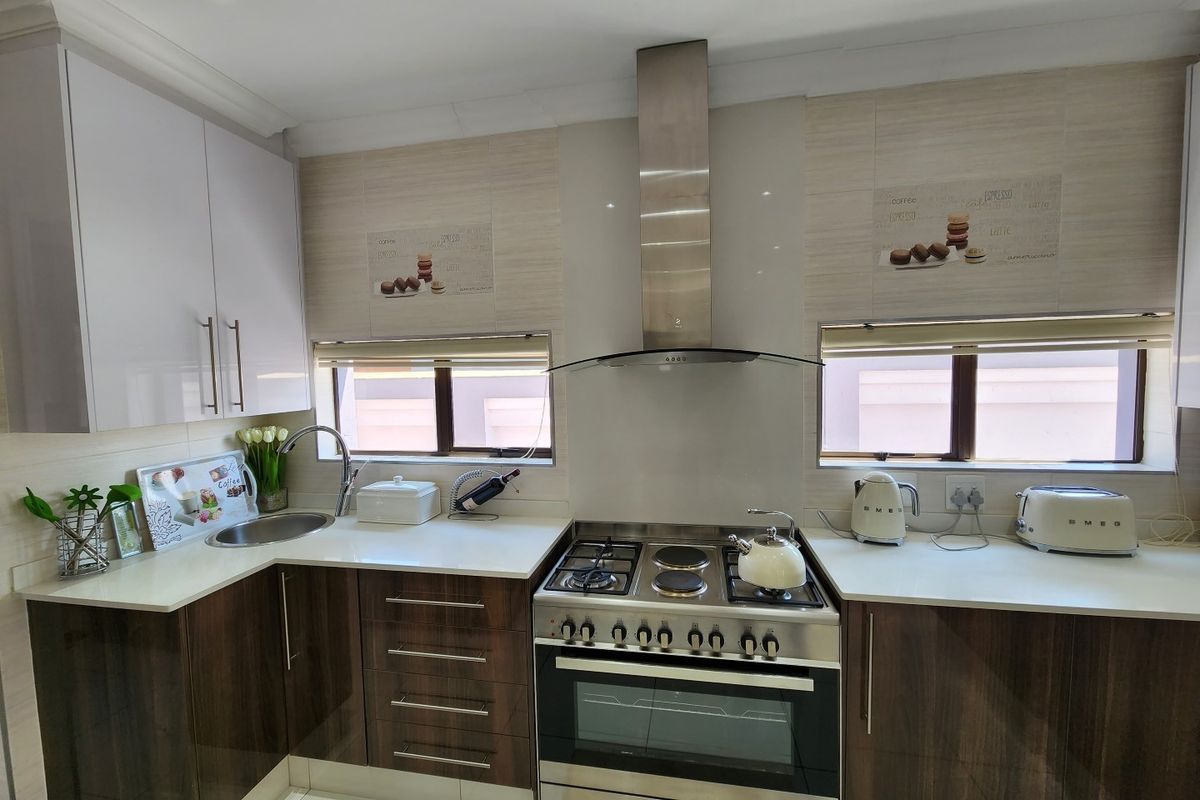 Elegant Family Living in Prestigious Helderwyk Estate - Photo 2