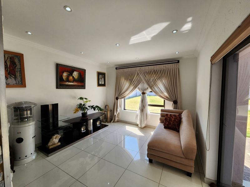 Elegant Family Living in Prestigious Helderwyk Estate - Photo 10