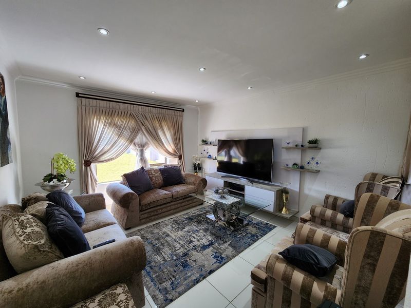 Elegant Family Living in Prestigious Helderwyk Estate - Photo 9