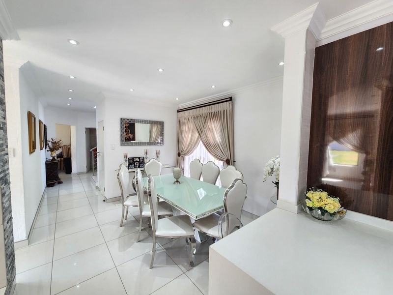 Elegant Family Living in Prestigious Helderwyk Estate - Photo 7