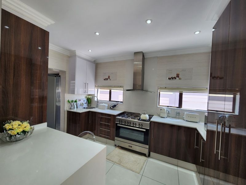 Elegant Family Living in Prestigious Helderwyk Estate - Photo 3