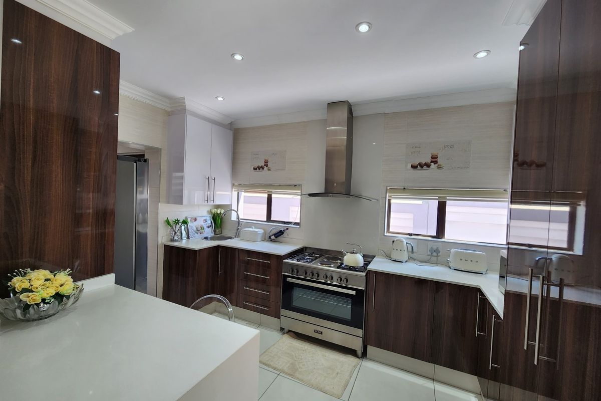 Elegant Family Living in Prestigious Helderwyk Estate - Photo 3