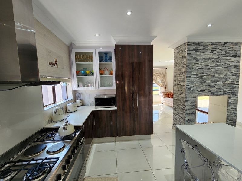 Elegant Family Living in Prestigious Helderwyk Estate - Photo 5