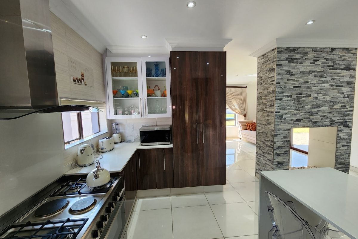 Elegant Family Living in Prestigious Helderwyk Estate - Photo 5