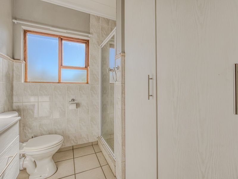 Northcliff Gem I 4 Bedrooms, Flatlet, Jacuzzi I Permanent Nature Views - Photo 10