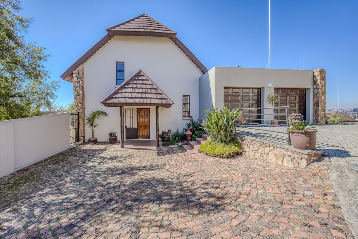 Northcliff Gem I 4 Bedrooms, Flatlet, Jacuzzi I Permanent Nature Views - Photo 2