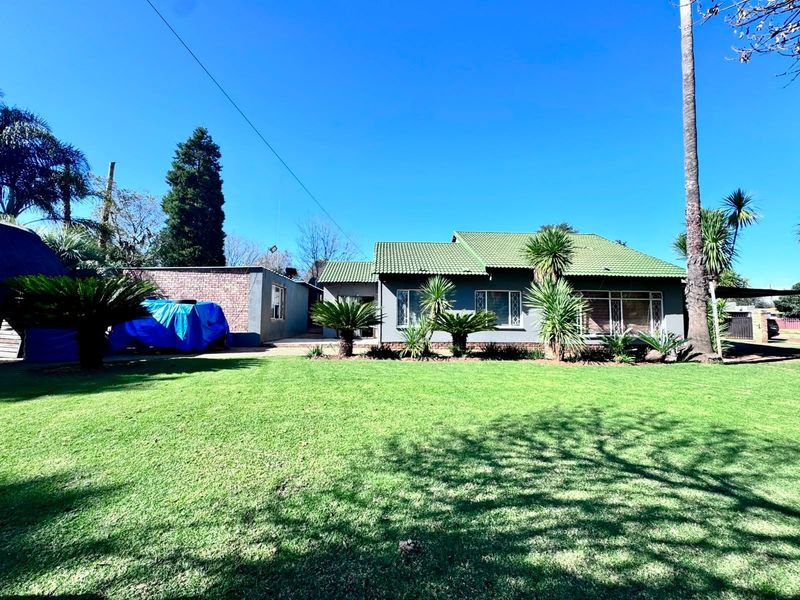 House For Sale in Kanonkop, Middelburg - Photo 1