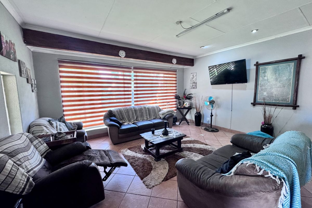 House For Sale in Kanonkop, Middelburg - Photo 3