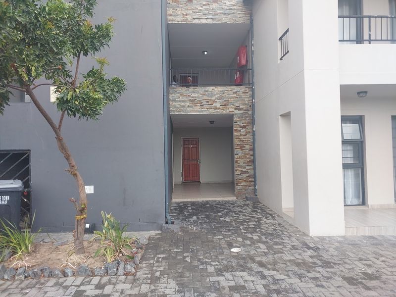 Newly Renovated First Floor Apartment with Modern Kitchen and Secure Living - Photo 1