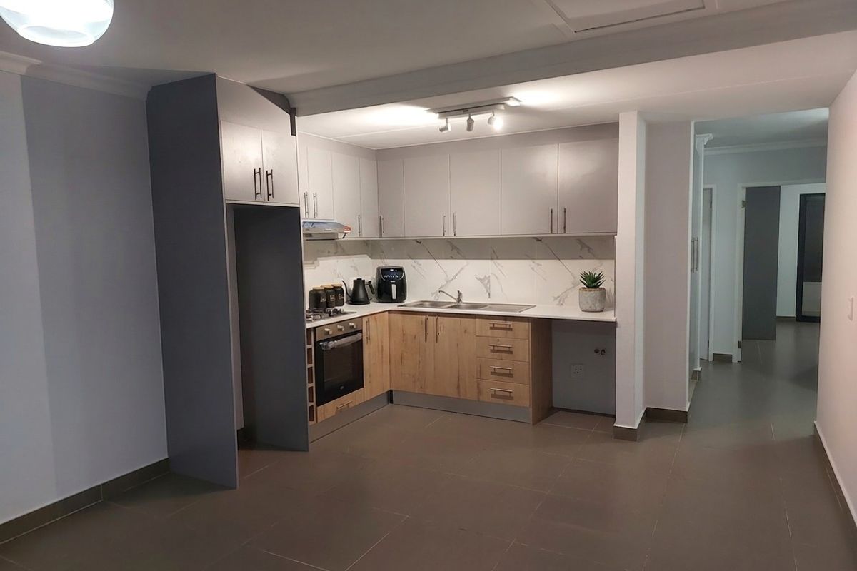 Newly Renovated First Floor Apartment with Modern Kitchen and Secure Living - Photo 3