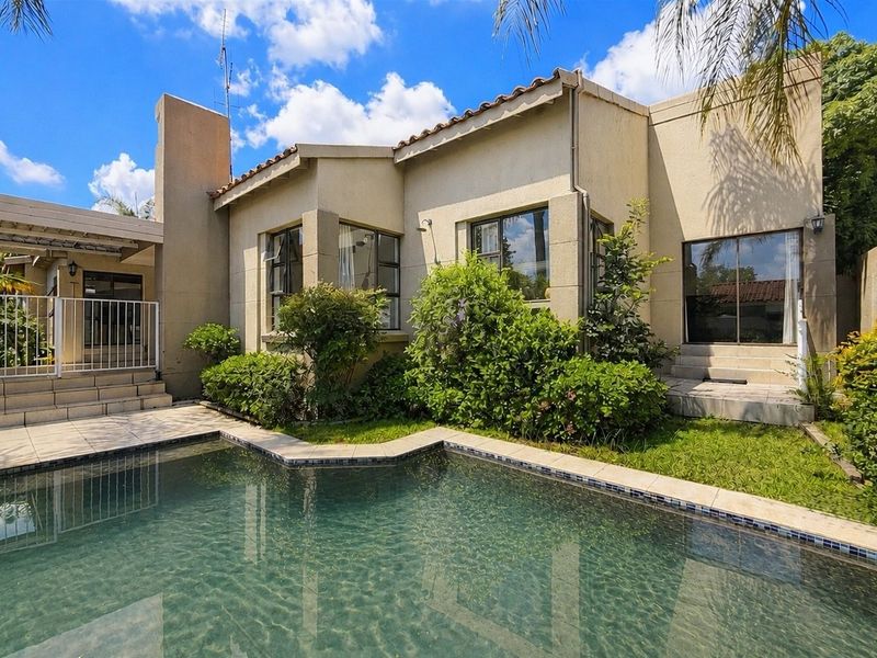 Cosy Newly Renovated 3 Bedroom in Dainfern Golf Estate - Photo 1