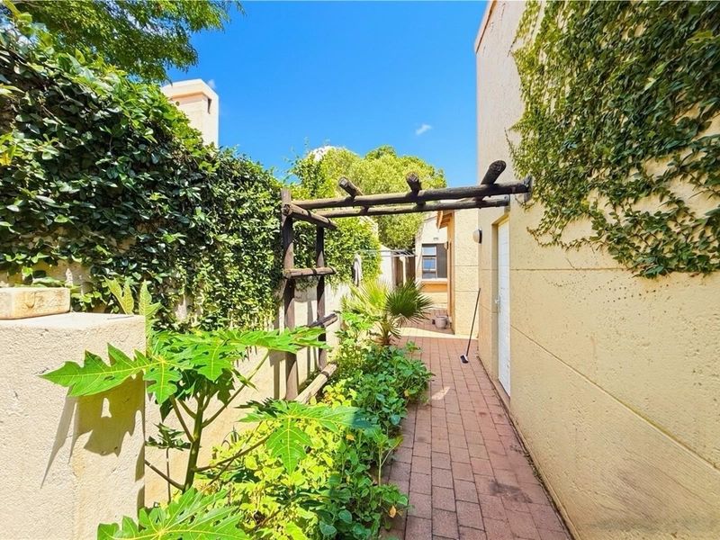 Cosy Newly Renovated 3 Bedroom in Dainfern Golf Estate - Photo 2