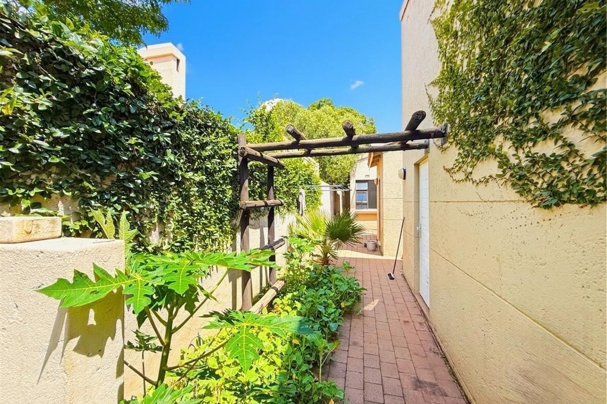 Cosy Newly Renovated 3 Bedroom in Dainfern Golf Estate - Photo 2