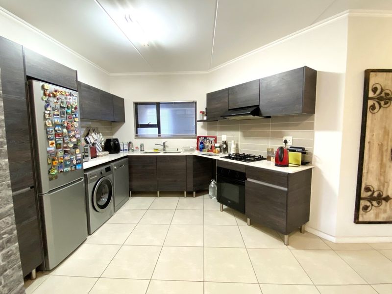 Apartment For Sale in Greenstone Hill, Edenvale - Photo 4