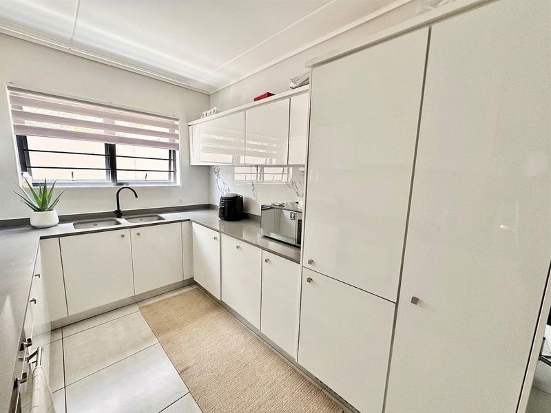 3 Bed - 2Bath Ground Floor Apartment For Sale in The Polofields, Waterfall, Midrand - Photo 9