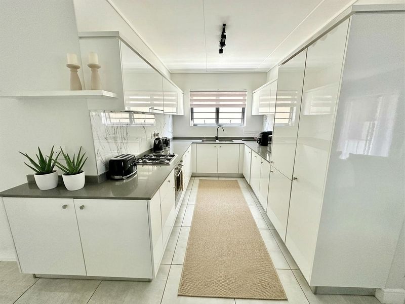3 Bed - 2Bath Ground Floor Apartment For Sale in The Polofields, Waterfall, Midrand - Photo 8