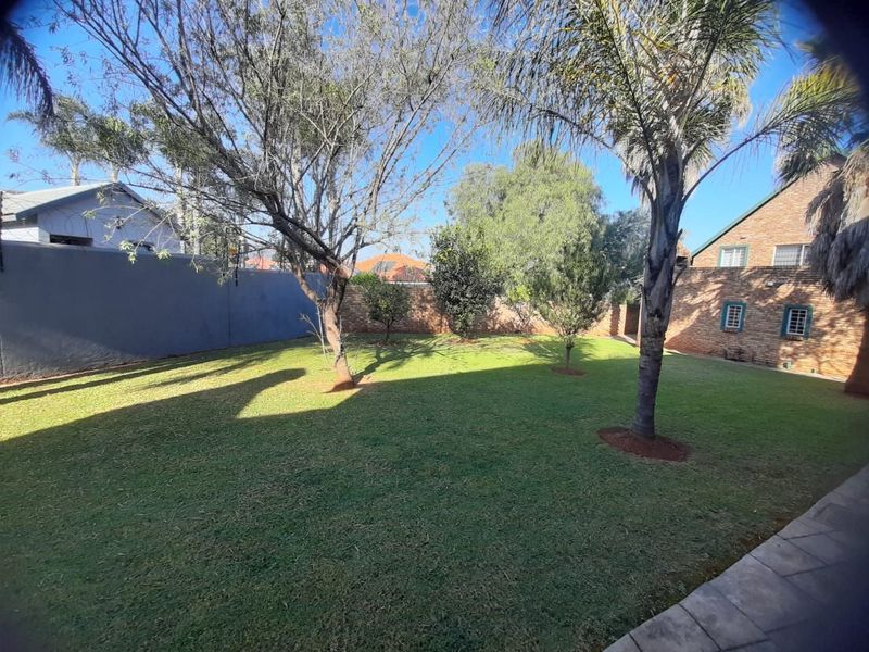 Townhouse For Sale in Die Hoewes, Centurion - Photo 2