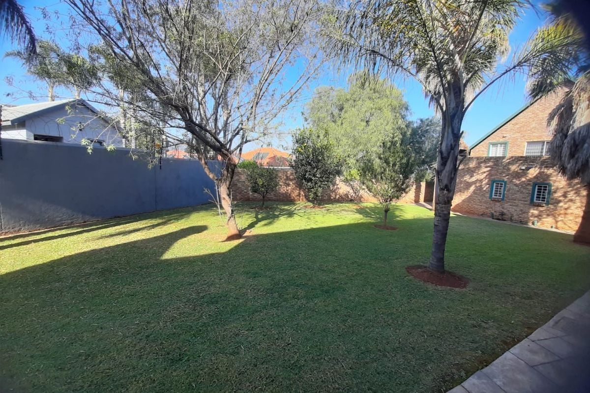 Townhouse For Sale in Die Hoewes, Centurion - Photo 2