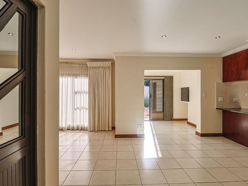 Double Story House in Melodie, Hartbeespoort, North West - Photo 10