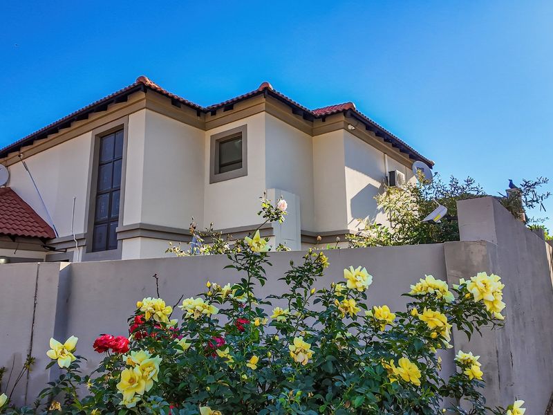 Double Story House in Melodie, Hartbeespoort, North West - Photo 2
