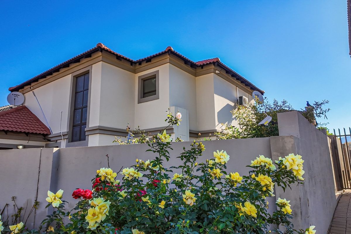 Double Story House in Melodie, Hartbeespoort, North West - Photo 2