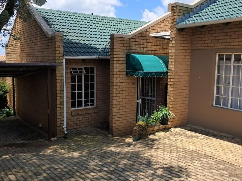 Charming 2 Bedroom Townhouse in sought after complex - Photo 4